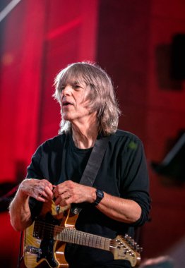 Cracow, Polonya - Juni 28, 2019: Nigel Kennedy ve Mike Stern Jimi Hendrix Açılış Konseri 24 çalar. Yaz Caz Festivali Krakow, Auditorium Maximum, 2020 için Nigel Kennedy tarafından hazırlanan özel bir projenin prömiyeri öncesi gösterimi. 