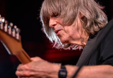 Cracow, Polonya - Juni 28, 2019: Nigel Kennedy ve Mike Stern Jimi Hendrix Açılış Konseri 24 çalar. Yaz Caz Festivali Krakow, Auditorium Maximum, 2020 için Nigel Kennedy tarafından hazırlanan özel bir projenin prömiyeri öncesi gösterimi. 