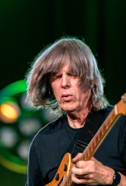 Cracow, Polonya - Juni 28, 2019: Nigel Kennedy ve Mike Stern Jimi Hendrix Açılış Konseri 24 çalar. Yaz Caz Festivali Krakow, Auditorium Maximum, 2020 için Nigel Kennedy tarafından hazırlanan özel bir projenin prömiyeri öncesi gösterimi. 