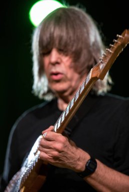 Cracow, Polonya - Juni 28, 2019: Nigel Kennedy ve Mike Stern Jimi Hendrix Açılış Konseri 24 çalar. Yaz Caz Festivali Krakow, Auditorium Maximum, 2020 için Nigel Kennedy tarafından hazırlanan özel bir projenin prömiyeri öncesi gösterimi. 