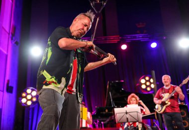 Cracow, Polonya - Juni 28, 2019: Nigel Kennedy ve Mike Stern Jimi Hendrix Açılış Konseri 24 çalar. Yaz Caz Festivali Krakow, Auditorium Maximum, 2020 için Nigel Kennedy tarafından hazırlanan özel bir projenin prömiyeri öncesi gösterimi. 