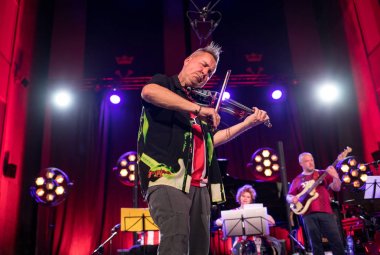 Cracow, Polonya - Juni 28, 2019: Nigel Kennedy ve Mike Stern Jimi Hendrix Açılış Konseri 24 çalar. Yaz Caz Festivali Krakow, Auditorium Maximum, 2020 için Nigel Kennedy tarafından hazırlanan özel bir projenin prömiyeri öncesi gösterimi. 