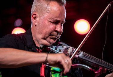 Cracow, Polonya - Juni 28, 2019: Nigel Kennedy ve Mike Stern Jimi Hendrix Açılış Konseri 24 çalar. Yaz Caz Festivali Krakow, Auditorium Maximum, 2020 için Nigel Kennedy tarafından hazırlanan özel bir projenin prömiyeri öncesi gösterimi. 