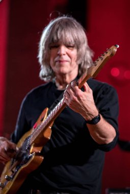 Cracow, Polonya - Juni 28, 2019: Nigel Kennedy ve Mike Stern Jimi Hendrix Açılış Konseri 24 çalar. Yaz Caz Festivali Krakow, Auditorium Maximum, 2020 için Nigel Kennedy tarafından hazırlanan özel bir projenin prömiyeri öncesi gösterimi. 