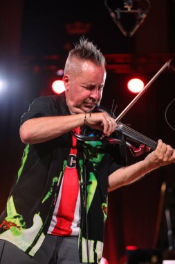 Cracow, Polonya - Juni 28, 2019: Nigel Kennedy ve Mike Stern Jimi Hendrix Açılış Konseri 24 çalar. Yaz Caz Festivali Krakow, Auditorium Maximum, 2020 için Nigel Kennedy tarafından hazırlanan özel bir projenin prömiyeri öncesi gösterimi. 