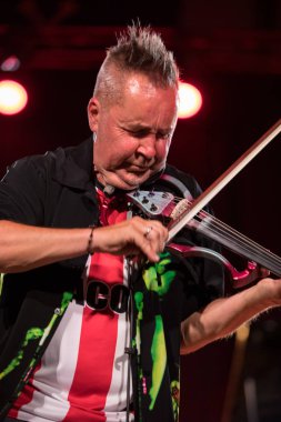 Cracow, Polonya - Juni 28, 2019: Nigel Kennedy ve Mike Stern Jimi Hendrix Açılış Konseri 24 çalar. Yaz Caz Festivali Krakow, Auditorium Maximum, 2020 için Nigel Kennedy tarafından hazırlanan özel bir projenin prömiyeri öncesi gösterimi. 