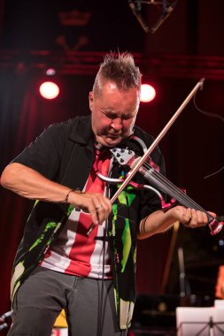 Cracow, Polonya - Juni 28, 2019: Nigel Kennedy ve Mike Stern Jimi Hendrix Açılış Konseri 24 çalar. Yaz Caz Festivali Krakow, Auditorium Maximum, 2020 için Nigel Kennedy tarafından hazırlanan özel bir projenin prömiyeri öncesi gösterimi. 