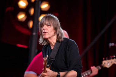 Cracow, Polonya - Juni 28, 2019: Nigel Kennedy ve Mike Stern Jimi Hendrix Açılış Konseri 24 çalar. Yaz Caz Festivali Krakow, Auditorium Maximum, 2020 için Nigel Kennedy tarafından hazırlanan özel bir projenin prömiyeri öncesi gösterimi. 