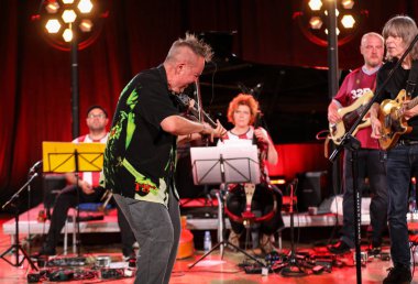 Cracow, Polonya - Juni 28, 2019: Nigel Kennedy ve Mike Stern Jimi Hendrix Açılış Konseri 24 çalar. Yaz Caz Festivali Krakow, Auditorium Maximum, 2020 için Nigel Kennedy tarafından hazırlanan özel bir projenin prömiyeri öncesi gösterimi. 