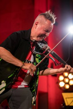 Cracow, Polonya - Juni 28, 2019: Nigel Kennedy ve Mike Stern Jimi Hendrix Açılış Konseri 24 çalar. Yaz Caz Festivali Krakow, Auditorium Maximum, 2020 için Nigel Kennedy tarafından hazırlanan özel bir projenin prömiyeri öncesi gösterimi. 