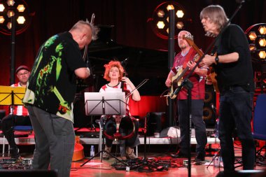 Cracow, Polonya - Juni 28, 2019: Nigel Kennedy ve Mike Stern Jimi Hendrix Açılış Konseri 24 çalar. Yaz Caz Festivali Krakow, Auditorium Maximum, 2020 için Nigel Kennedy tarafından hazırlanan özel bir projenin prömiyeri öncesi gösterimi. 