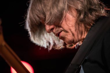 Cracow, Polonya - Juni 28, 2019: Nigel Kennedy ve Mike Stern Jimi Hendrix Açılış Konseri 24 çalar. Yaz Caz Festivali Krakow, Auditorium Maximum, 2020 için Nigel Kennedy tarafından hazırlanan özel bir projenin prömiyeri öncesi gösterimi. 