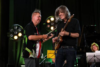 Cracow, Polonya - Juni 28, 2019: Nigel Kennedy ve Mike Stern Jimi Hendrix Açılış Konseri 24 çalar. Yaz Caz Festivali Krakow, Auditorium Maximum, 2020 için Nigel Kennedy tarafından hazırlanan özel bir projenin prömiyeri öncesi gösterimi. 