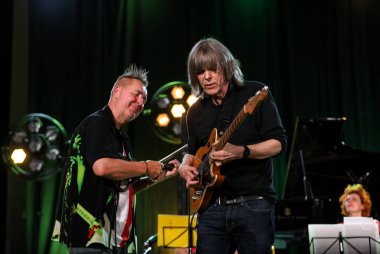 Cracow, Polonya - Juni 28, 2019: Nigel Kennedy ve Mike Stern Jimi Hendrix Açılış Konseri 24 çalar. Yaz Caz Festivali Krakow, Auditorium Maximum, 2020 için Nigel Kennedy tarafından hazırlanan özel bir projenin prömiyeri öncesi gösterimi. 