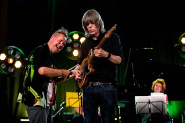 Cracow, Polonya - Juni 28, 2019: Nigel Kennedy ve Mike Stern Jimi Hendrix Açılış Konseri 24 çalar. Yaz Caz Festivali Krakow, Auditorium Maximum, 2020 için Nigel Kennedy tarafından hazırlanan özel bir projenin prömiyeri öncesi gösterimi. 