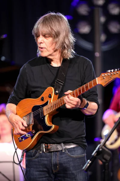 Cracow, Polonya - Juni 28, 2019: Nigel Kennedy ve Mike Stern Jimi Hendrix Açılış Konseri 24 çalar. Yaz Caz Festivali Krakow, Auditorium Maximum, 2020 için Nigel Kennedy tarafından hazırlanan özel bir projenin prömiyeri öncesi gösterimi. 