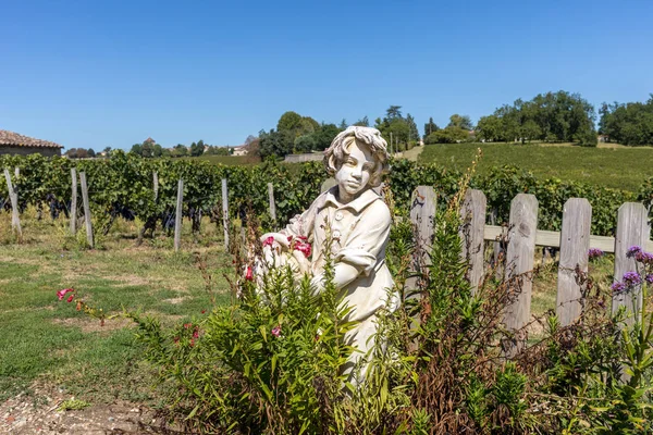 法国圣埃米利翁 2018年9月8日 圣埃米利翁地区的一个男孩在葡萄园的背景下拿着一个装有葡萄的篮子的雕像 — 图库照片
