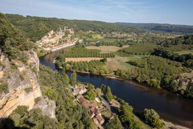  La Roque-Gageac manzaralı köy Dordogne nehri, Fransa