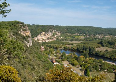  La Roque-Gageac manzaralı köy Dordogne nehri, Fransa