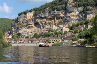 La Roque-Gageac, Dordogne, Fransa - 7 Eylül 2018: Dordogne nehri üzerindeki La Roque-Gageac manzaralı köy, Fransa