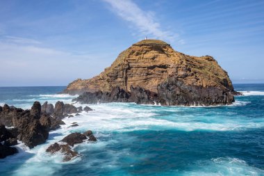 Madeira Adası, Porto Moniz 'deki sahil şeridi. Portekiz