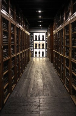 Funchal, Madeira, Portekiz - 23 Nisan 2018: Müze - pahalı şarap deposu Madera. Şarap şişelerinden yapılmış uzun sıra raflar. Funchal, Madera. Portekiz