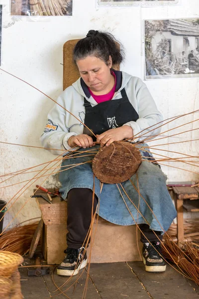 Camacha Madeira Portogallo Aprile 2018 Tessitore Cestini Lavoro Nello Stabilimento — Foto Stock