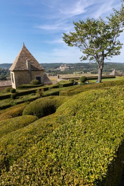Dordogne, Fransa - 3 Eylül 2018: Jardins de Marqueyssac Fransa'nın Dordogne bölgedeki bahçelerde budama sanatı