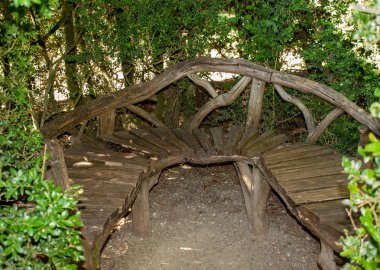 Dordogne, Fransa - 3 Eylül 2018: Fransa 'nın Dordogne bölgesindeki Jardins de Marqueyssac' ın bahçelerindeki ahşap bank