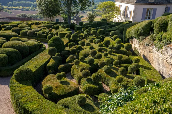 フランスのドルドーニュ地方のジャルダン マルケイ サック城の庭園でドルドーニュ フランス 2018 トピアリー — ストック写真
