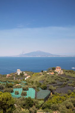 Napoli Körfezi ve Vezüv hava görünümünü. Sorrento, İtalya