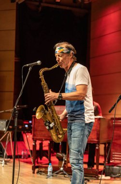 Cracow, Polonya - 9 Temmuz 2019: Bill Evans ve Spy Killers Krakow Yaz Caz Festivali'nde Manggha Japon Sanat ve Teknoloji Müzesi'nde sahnede. Polonya