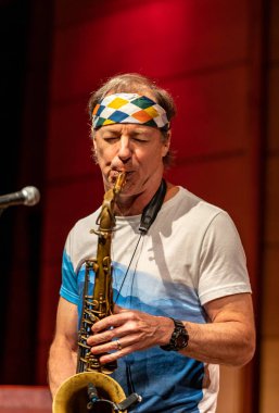 Cracow, Polonya - 9 Temmuz 2019: Bill Evans ve Spy Killers Krakow Yaz Caz Festivali'nde Manggha Japon Sanat ve Teknoloji Müzesi'nde sahnede. Polonya