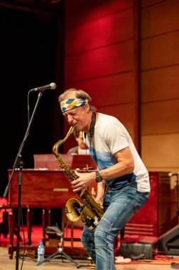 Cracow, Polonya - 9 Temmuz 2019: Bill Evans ve Spy Killers Krakow Yaz Caz Festivali'nde Manggha Japon Sanat ve Teknoloji Müzesi'nde sahnede. Polonya