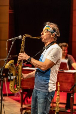 Cracow, Polonya - 9 Temmuz 2019: Bill Evans ve Spy Killers Krakow Yaz Caz Festivali'nde Manggha Japon Sanat ve Teknoloji Müzesi'nde sahnede. Polonya