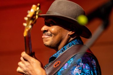 Cracow, Polonya - 9 Temmuz 2019: Bill Evans ve Spy Killers Krakow Yaz Caz Festivali'nde Manggha Japon Sanat ve Teknoloji Müzesi'nde sahnede. Polonya