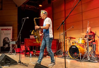 Cracow, Polonya - 9 Temmuz 2019: Bill Evans ve Spy Killers Krakow Yaz Caz Festivali'nde Manggha Japon Sanat ve Teknoloji Müzesi'nde sahnede. Polonya