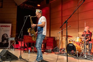 Cracow, Polonya - 9 Temmuz 2019: Bill Evans ve Spy Killers Krakow Yaz Caz Festivali'nde Manggha Japon Sanat ve Teknoloji Müzesi'nde sahnede. Polonya