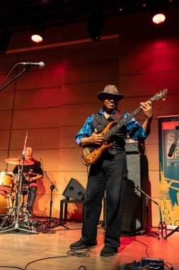 Cracow, Polonya - 9 Temmuz 2019: Bill Evans ve Spy Killers Krakow Yaz Caz Festivali'nde Manggha Japon Sanat ve Teknoloji Müzesi'nde sahnede. Polonya