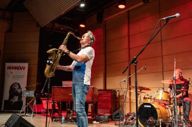 Cracow, Polonya - 9 Temmuz 2019: Bill Evans ve Spy Killers Krakow Yaz Caz Festivali'nde Manggha Japon Sanat ve Teknoloji Müzesi'nde sahnede. Polonya