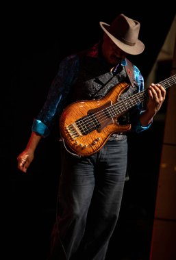 Cracow, Polonya - 9 Temmuz 2019: Bill Evans ve Spy Killers Krakow Yaz Caz Festivali'nde Manggha Japon Sanat ve Teknoloji Müzesi'nde sahnede. Polonya