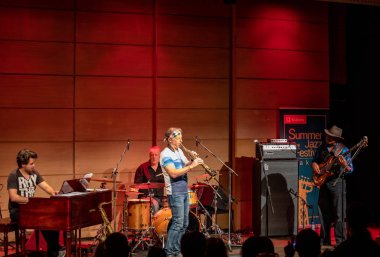 Cracow, Polonya - 9 Temmuz 2019: Bill Evans ve Spy Killers Krakow Yaz Caz Festivali'nde Manggha Japon Sanat ve Teknoloji Müzesi'nde sahnede. Polonya