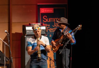 Cracow, Polonya - 9 Temmuz 2019: Bill Evans ve Spy Killers Krakow Yaz Caz Festivali'nde Manggha Japon Sanat ve Teknoloji Müzesi'nde sahnede. Polonya