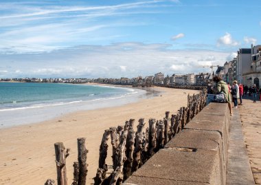 St. Malo, Fransa - 14 Eylül 2018: Saint Malo, Brittany, Fransa 'da deniz kenarında gezinen insanlar
