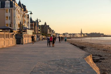 St. Malo, Fransa - 16 Eylül 2018: Saint Malo, Brittany, Fransa 'da deniz kenarında gezinen insanlar
