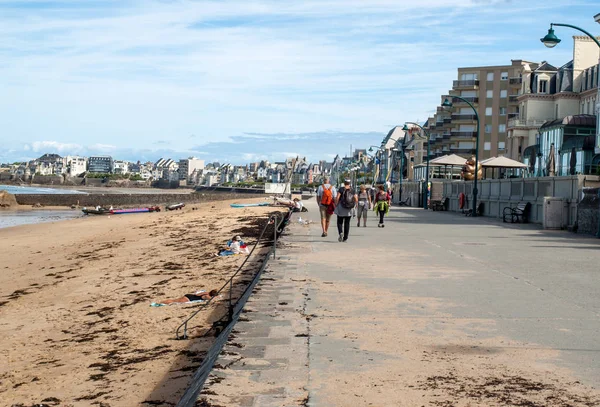 2018年9月14日フランス サンマロ フランス ブルターニュ サンマロの海岸沿いの遊歩道を歩く人々 — ストック写真