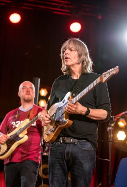 Cracow, Polonya-Juni 28, 2019: Nigel Kennedy ve Mike Stern Krakow Summer Jazz Festivali 'nde Auditorium maksimum uj aşamasında Jimi Hendrix oynuyor. Polonya