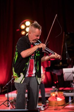 Cracow, Polonya-Juni 28, 2019: Nigel Kennedy ve Mike Stern Krakow Summer Jazz Festivali 'nde Auditorium maksimum uj aşamasında Jimi Hendrix oynuyor. Polonya
