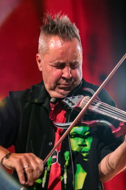 Cracow, Polonya-Juni 28, 2019: Nigel Kennedy ve Mike Stern Krakow Summer Jazz Festivali 'nde Auditorium maksimum uj aşamasında Jimi Hendrix oynuyor. Polonya