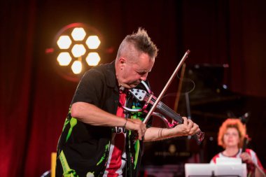 Cracow, Polonya-Juni 28, 2019: Nigel Kennedy ve Mike Stern Krakow Summer Jazz Festivali 'nde Auditorium maksimum uj aşamasında Jimi Hendrix oynuyor. Polonya
